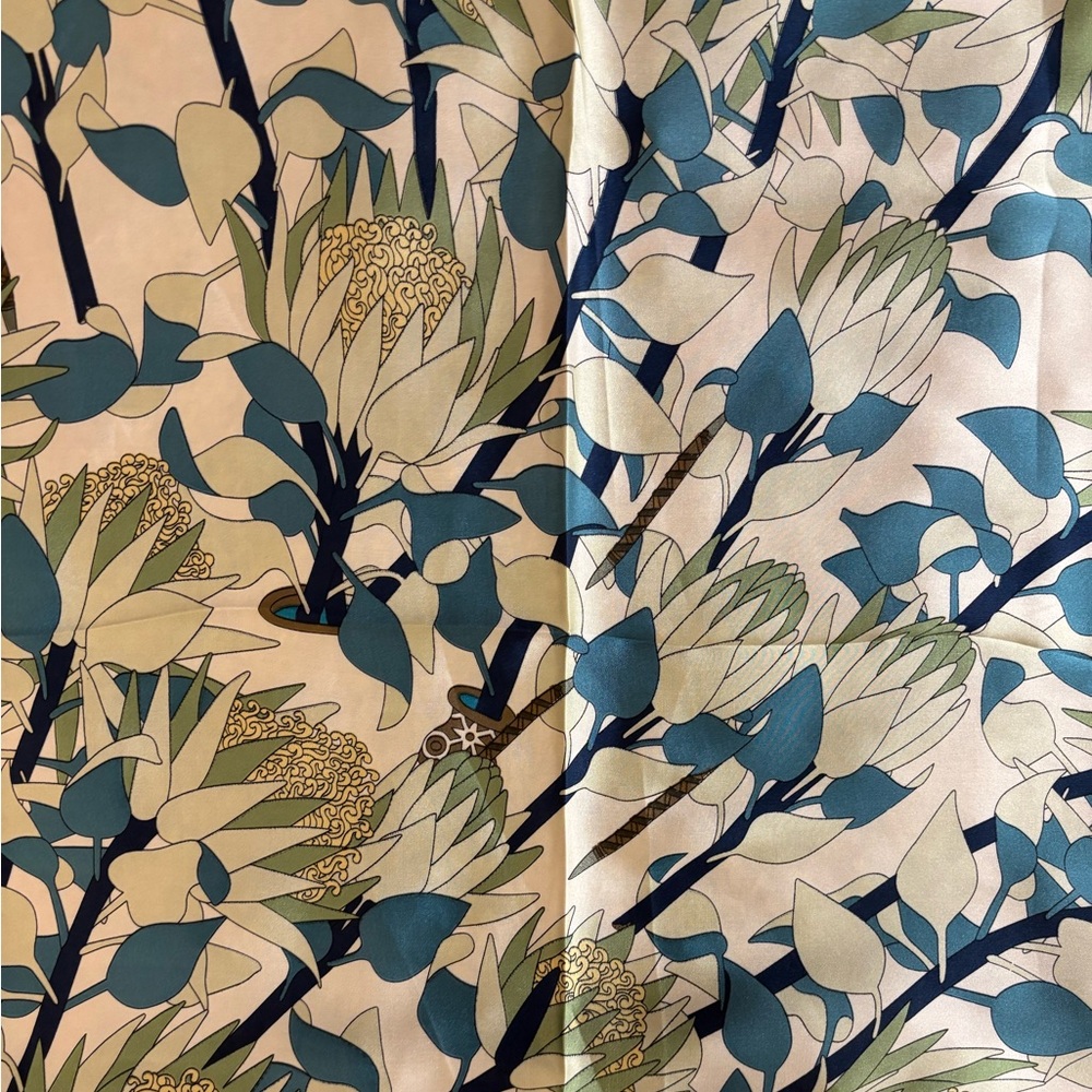 BRAND NEW Scarf in Floral Pattern - Picture 3 of 5